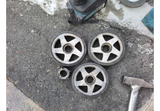 Hướng dẫn thay bánh xe cổng xếp tại nhà.