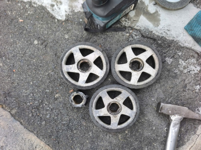 Hướng dẫn thay bánh xe cổng xếp tại nhà.